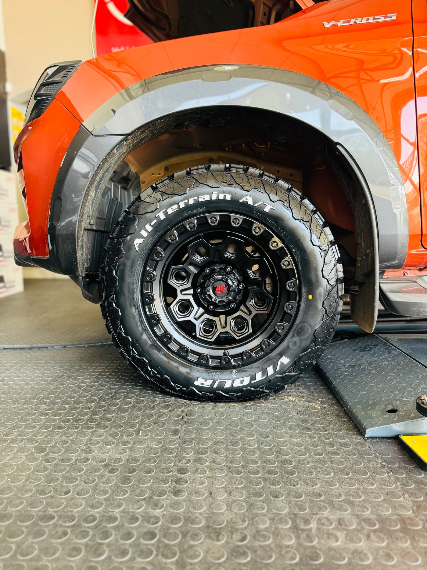 265/65/17 VITOUR BF STYLE A/T TYRE WHITE LETTER