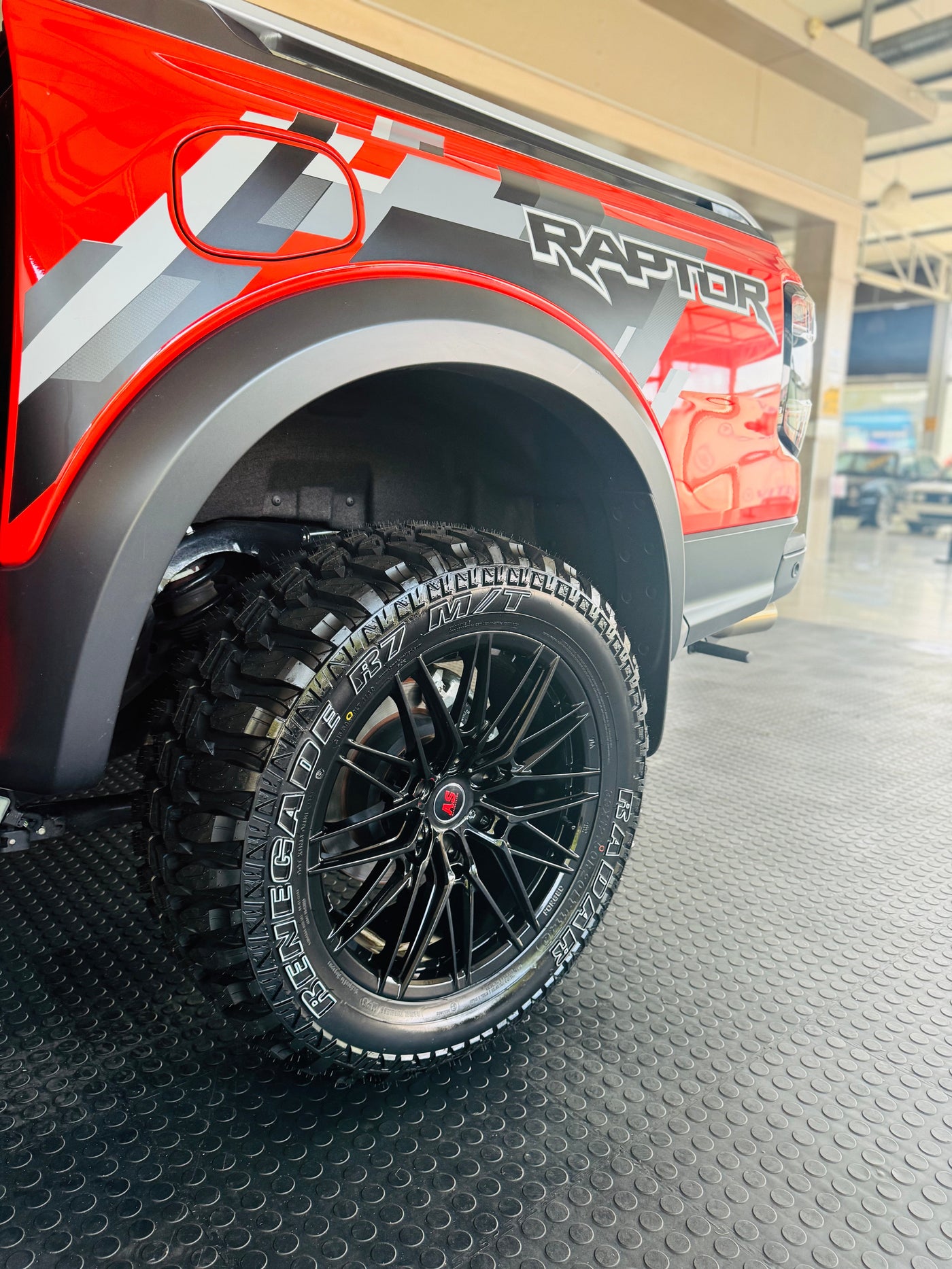 20” 33x12.5 RADAR RENEGADE R7 MUD TERRAIN WHITE LETTER TYRES