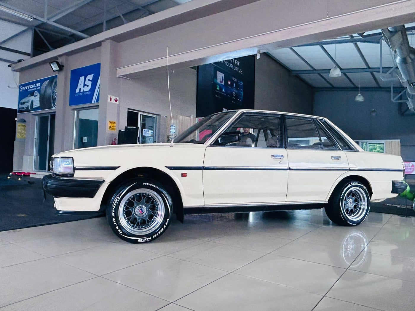 225/50/15 VITOUR NEO DAJO SPORT WHITE LETTERS