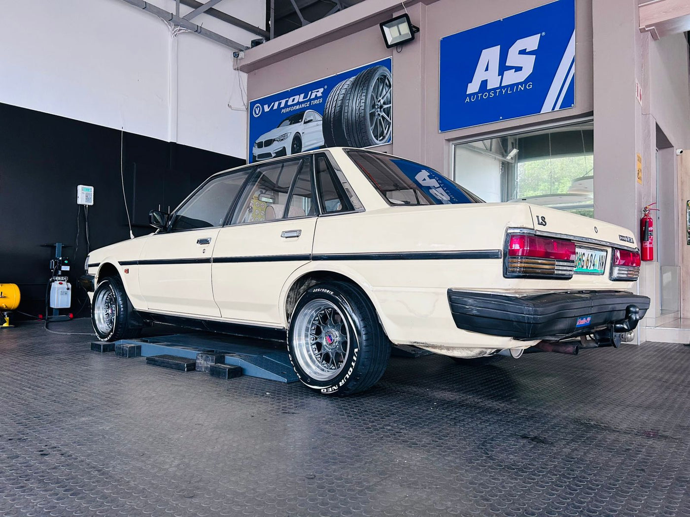 225/50/15 VITOUR NEO DAJO SPORT WHITE LETTERS