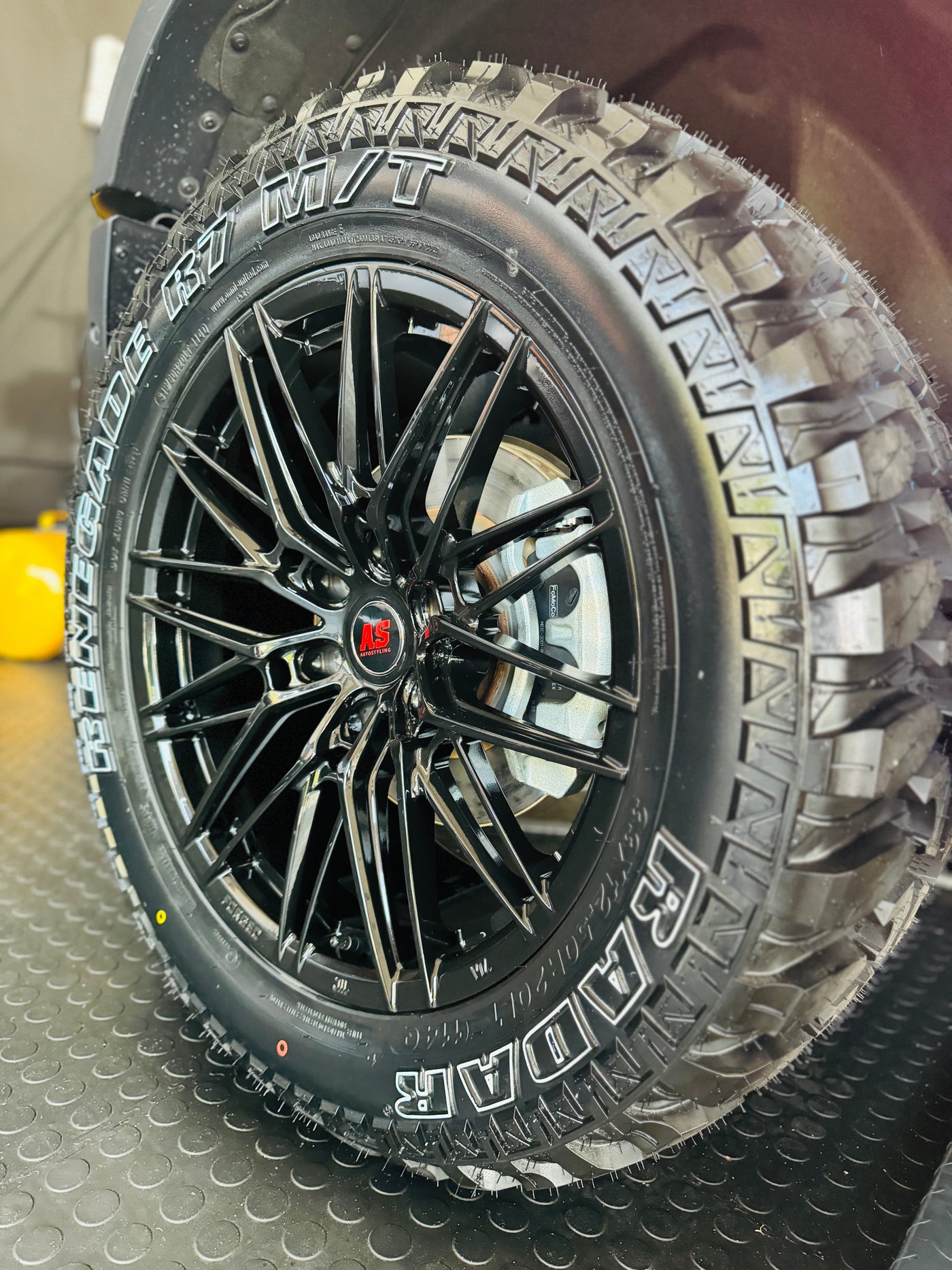 20” 33x12.5 RADAR RENEGADE R7 MUD TERRAIN WHITE LETTER TYRES