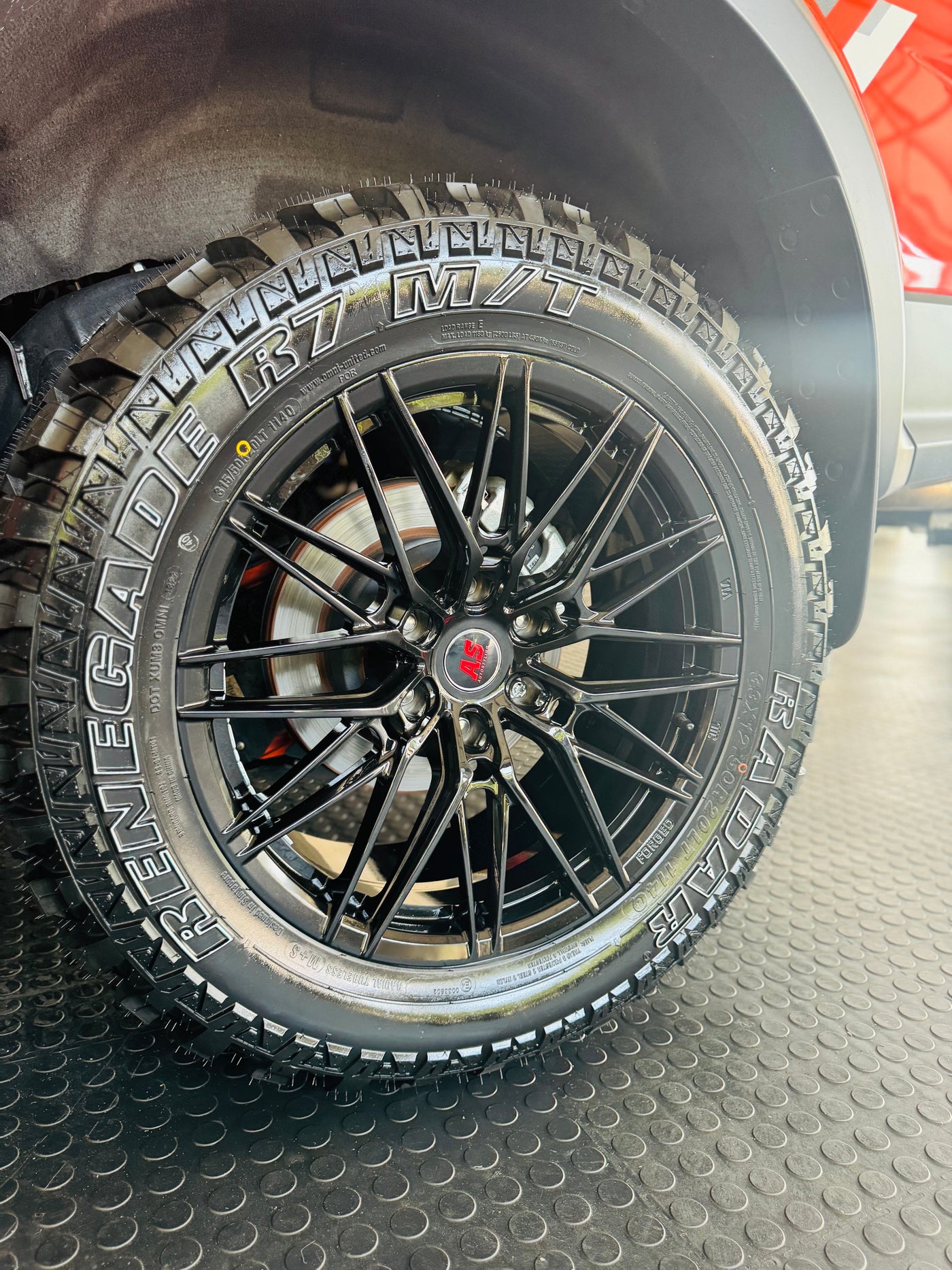 20” 33x12.5 RADAR RENEGADE R7 MUD TERRAIN WHITE LETTER TYRES