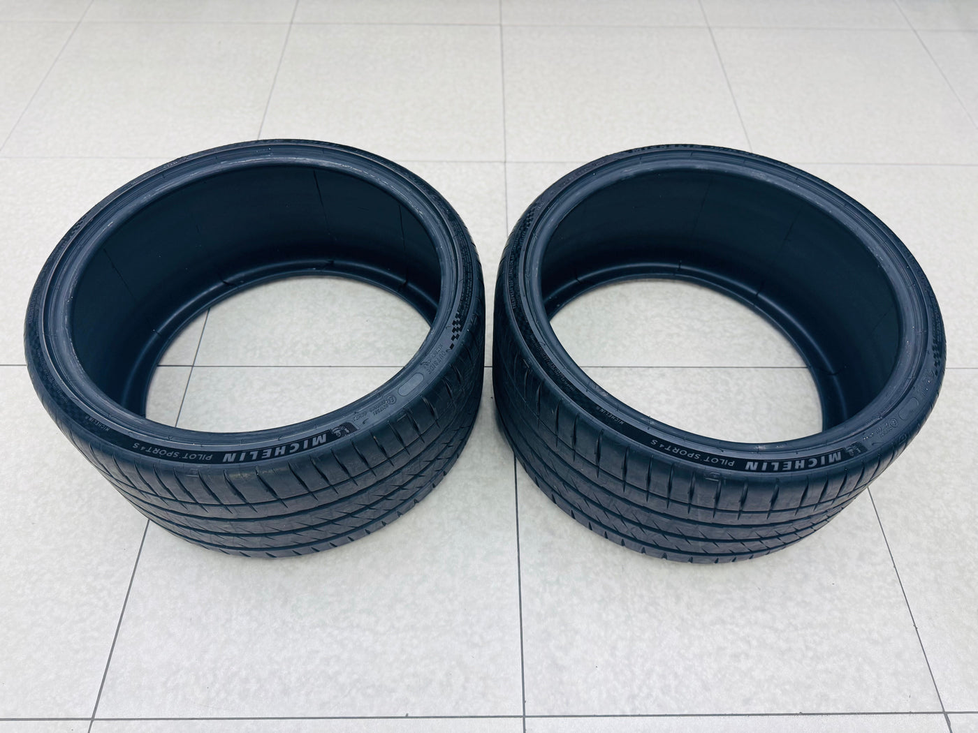 305/25R21 Michelin Pilot Sport 4 S (XL) 98Y SOLD IN A SET OF 2