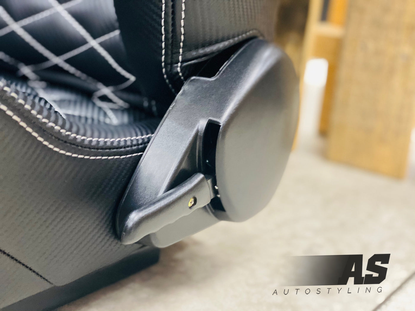 AS WINGBACK SEATS (D) CARBON LOOK