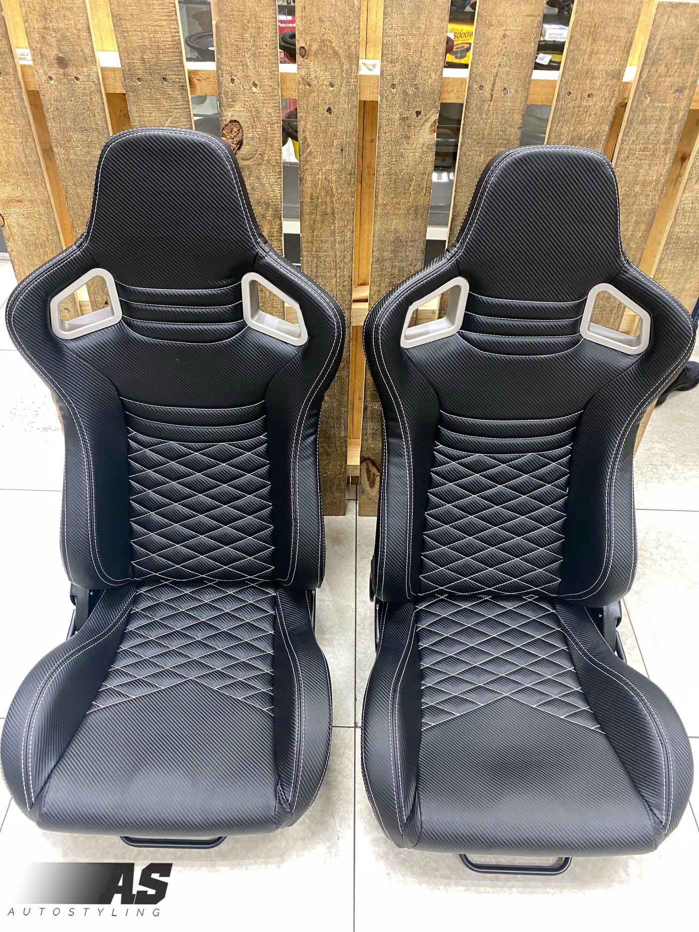 AS WINGBACK SEATS (D) CARBON LOOK