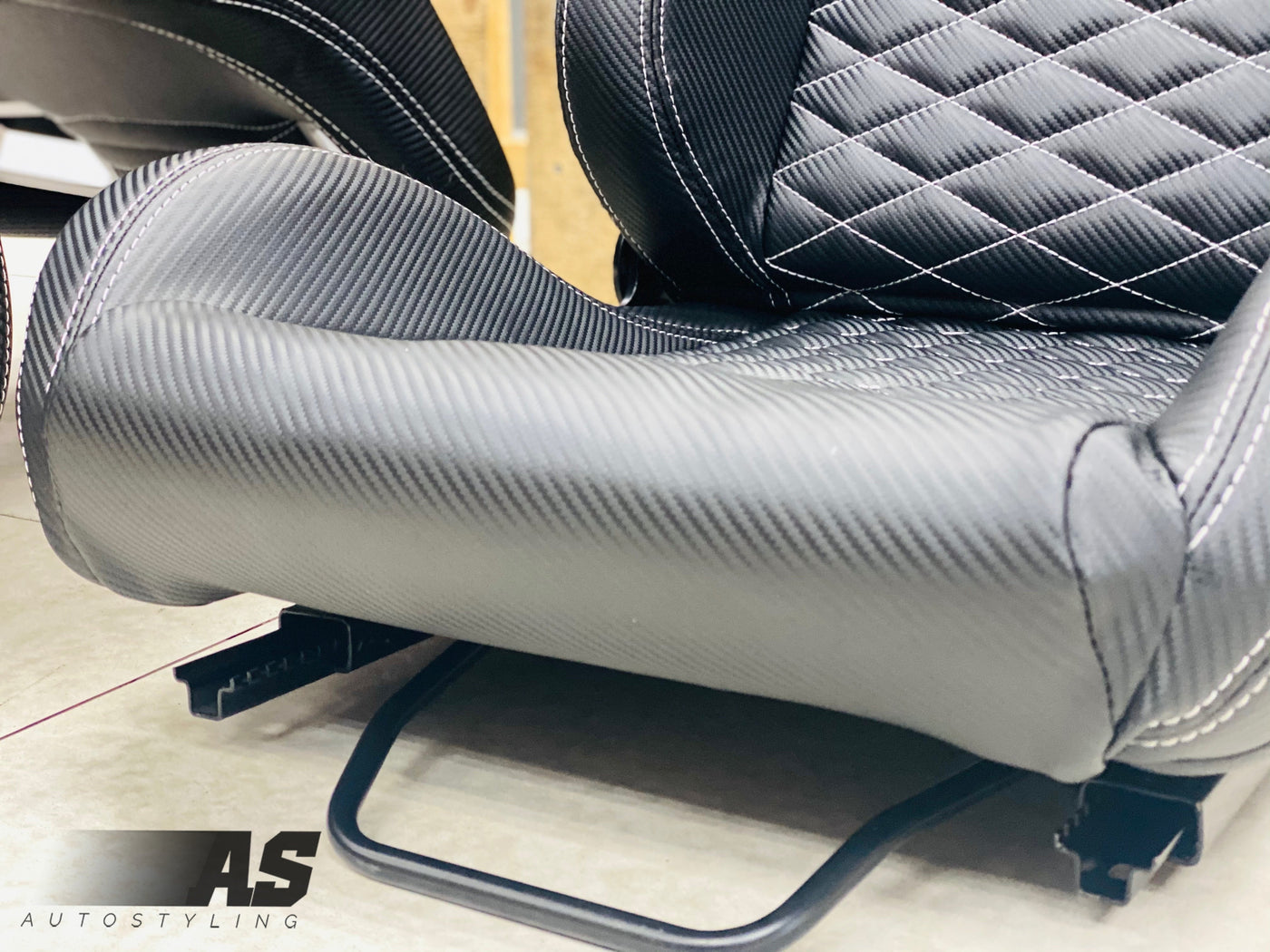 AS WINGBACK SEATS (D) CARBON LOOK