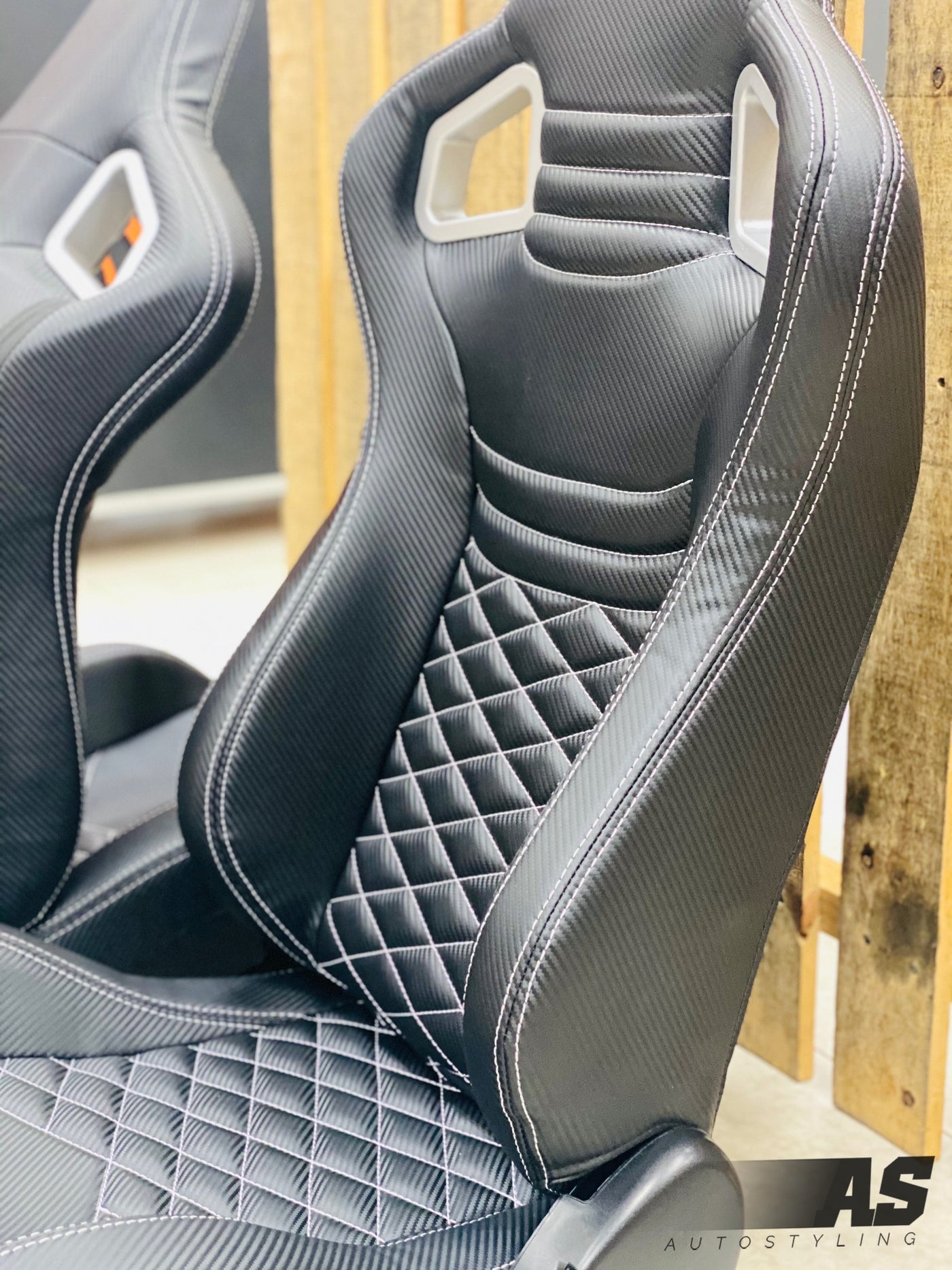 AS WINGBACK SEATS (D) CARBON LOOK